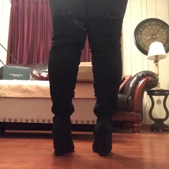 Black knee high boot. Never worn - Picture 6 of 6